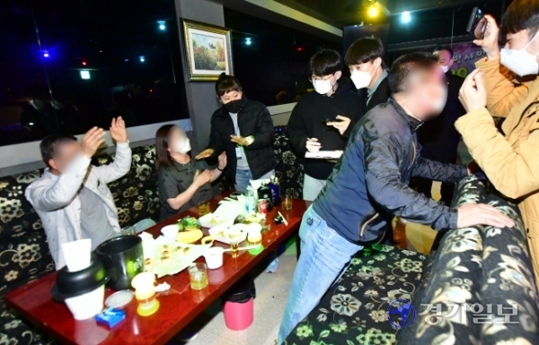 수원시 장안구청 환경위생과 직원과 중부경찰서 생활질서계 경찰로 구성된 관·경 합동단속반이 10일 영화동 일대 유흥주점에 대한 감염병예방법 상 방역수칙 준수 여부를 단속하고 있다.조주현기자