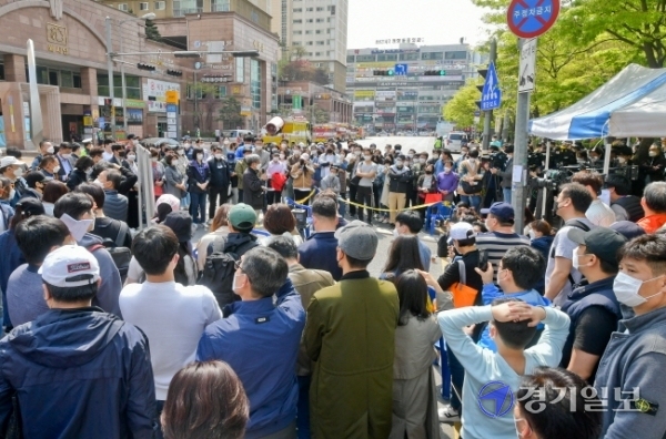 지난 10일 발생한 남양주시 다산동 주상 복합 아파트 화재가 완전 진화된 11일 오후 화재현장에서 주민들이 건물 관계자들의 현장브리핑을 듣고 있다. 윤원규기자