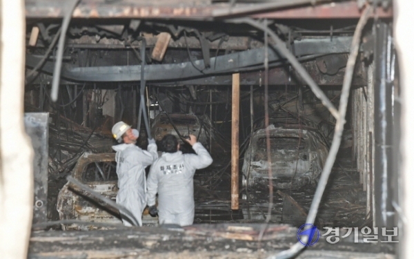 12일 오전 남양주시 주상복합아파트 화재 현장에서 합동감식반이 화재현장을 살펴보고 있다.  윤원규기자