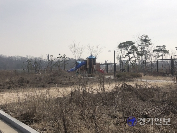 평택 고덕국제화계획지구 단독주택 부지에 덩그러니 조성된 어린이공원 놀이터. 정정화기자