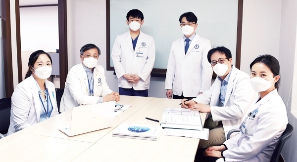 ▲ 아주대병원 혁신의료기기 실증지원센터 임상현 센터장(왼쪽 두번째)과 연구책임자들.