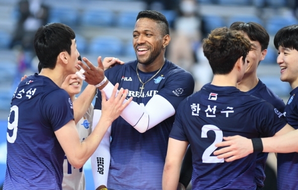 프로배구 남자부 챔피언결정전 2차전서 승리해 분위기 반전을 이뤄낸 인천 대한항공 선수들. KOVO 제공