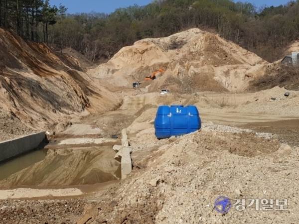 포천시 화현면 화현리 공장부지 조성현장 내 엉뚱한 곳에 세륜시설이 설치돼 비산먼지 발생을 막지 못하고 있어 인근 주민들이 피해를 호소하고 있다. 김두현기자