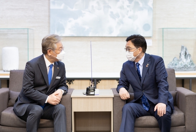 ▲ 13일 오전 경기도청 신관 2층 접견실에서 이재명 경기도지사와 우원식 더불어민주당 국회의원이 대화를 나누고 있다.경기도 제공