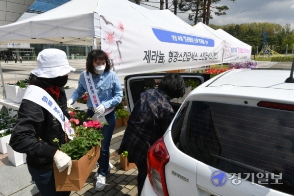 13일 오전 성남시청에서 열린 ‘화훼 드라이브스루 직거래 장터’에서 시민들이 꽃을 구매하고 있다. 이번 행사는 코로나19 장기화로 어려움을 겪는 지역 화훼농가를 돕기위해 마련됐다. 김시범기자