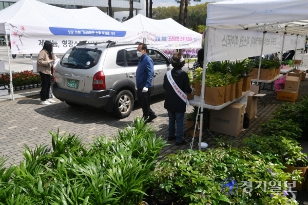 13일 오전 성남시청에서 열린 ‘화훼 드라이브스루 직거래 장터’에서 시민들이 꽃을 구매하고 있다. 이번 행사는 코로나19 장기화로 어려움을 겪는 지역 화훼농가를 돕기위해 마련됐다. 김시범기자