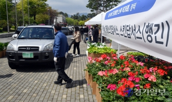 13일 오전 성남시청에서 열린 ‘화훼 드라이브스루 직거래 장터’에서 시민들이 꽃을 구매하고 있다. 이번 행사는 코로나19 장기화로 어려움을 겪는 지역 화훼농가를 돕기위해 마련됐다. 김시범기자