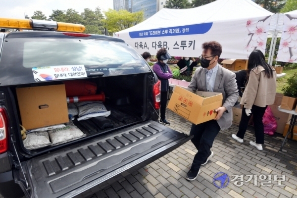 13일 오전 성남시청에서 열린 ‘화훼 드라이브스루 직거래 장터’에서 시민들이 꽃을 구매하고 있다. 이번 행사는 코로나19 장기화로 어려움을 겪는 지역 화훼농가를 돕기위해 마련됐다. 김시범기자