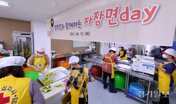 13일 인천 계양구 대한적십자사 인천지사 북부봉사관에서 결혼이주여성들과 적십자 봉사원들이 짜장면 재료인 면을 뽑고 있다. 이날 참석자들은 다문화 가정과 취약계층 30세대에 짜장면 포장 배달을 함께 하며 이색적인 '블랙데이 (4월14일)' 음식을 즐겼다. 장용준기자