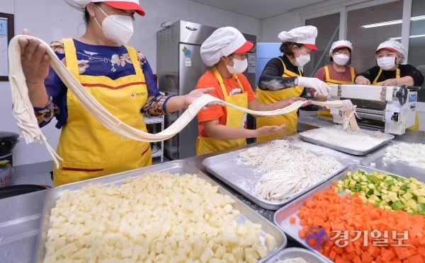 13일 인천 계양구 대한적십자사 인천지사 북부봉사관에서 결혼이주여성들과 적십자 봉사원들이 짜장면 재료인 면을 뽑고 있다. 이날 참석자들은 다문화 가정과 취약계층 30세대에 짜장면 포장 배달을 함께 하며 이색적인 '블랙데이 (4월14일)' 음식을 즐겼다. 장용준기자
