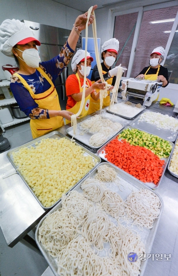 13일 인천 계양구 대한적십자사 인천지사 북부봉사관에서 결혼이주여성들과 적십자 봉사원들이 짜장면 재료인 면을 뽑고 있다. 이날 참석자들은 다문화 가정과 취약계층 30세대에 짜장면 포장 배달을 함께 하며 이색적인 '블랙데이 (4월14일)' 음식을 즐겼다. 장용준기자
