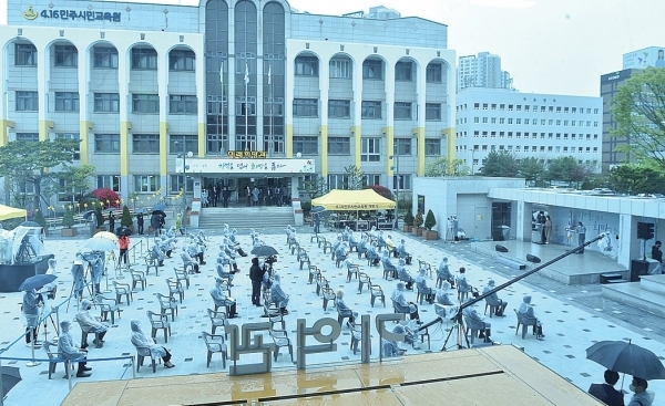 세월호 참사 7주기를 앞두고 지난 12일 안산에 개원한 4·16민주시민교육원에 이재정 경기도교육감이 방문해 조형물 등을 둘러보고 있다. 경기도교육청 제공