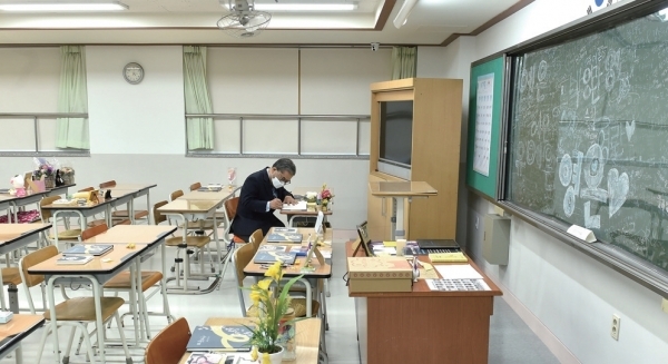 세월호 참사 7주기를 앞두고 지난 12일 안산에 개원한 4·16민주시민교육원에 이재정 경기도교육감이 방문해 조형물 등을 둘러보고 있다. 경기도교육청 제공