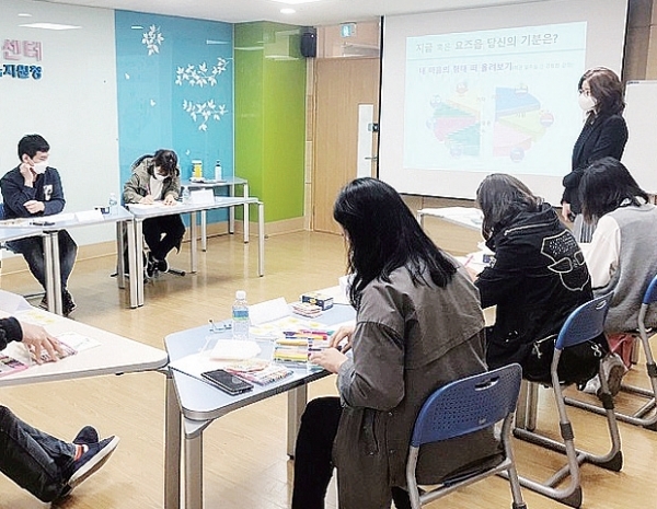 ▲ 지난 13일 수원교육지원청이 학부모 대상 집단상담 프로그램을 진행하고 있는 모습.   수원교육지원청 제공