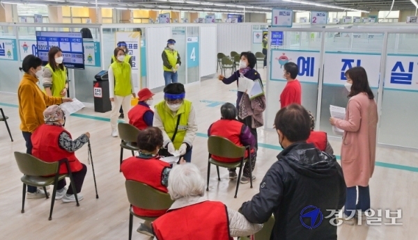 코로나19 신규 확진자 수가 연일 700명대를 오르내리는 가운데 15일 오전 첫 운영에 들어간 군포시 시민체육광장 체육관 ‘코로나19 예방접종센터’에서 지역 장기요양 보호센터 이용자와 종사자들이 화이자 백신접종을 받기위해 절차르 밟고 있다.  윤원규기자