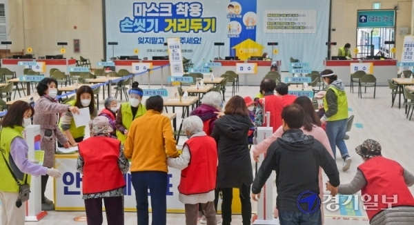 코로나19 신규 확진자 수가 연일 700명대를 오르내리는 가운데 15일 오전 첫 운영에 들어간 군포시 시민체육광장 체육관 ‘코로나19 예방접종센터’에서 지역 장기요양 보호센터 이용자와 종사자들이 화이자 백신접종을 받기위해 절차르 밟고 있다.  윤원규기자