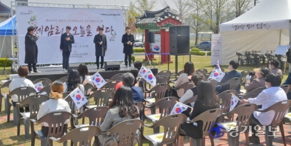 화성시 제암리·고주리 학살사건 제102주년인 15일 오전 추모체험 프로그램 ‘제암리, 오늘을 잇다’ 행사가 열린 제암리 3·1운동순국기념관 앞 무대에서 위드유컴퍼니가 공연을 하고 있다. 윤원규기자