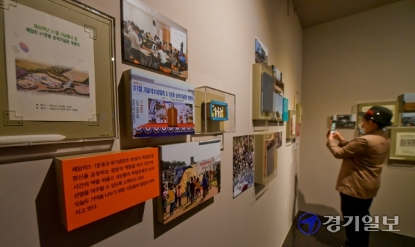 화성시 제암리·고주리 학살사건 제102주년인 15일 오전 추모체험 프로그램 ‘제암리, 오늘을 잇다’ 행사가 열린 제암리 3·1운동순국기념관 앞 무대에서 위드유컴퍼니가 공연을 하고 있다. 윤원규기자