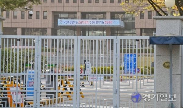 16일 오후 과천 법무부 청사 정문이 닫혀있다. 이날 법무부 직원 중 한명이 코로나19를 확진 받아 폐쇄 후 전직원 검사를 실시했다. 윤원규기자