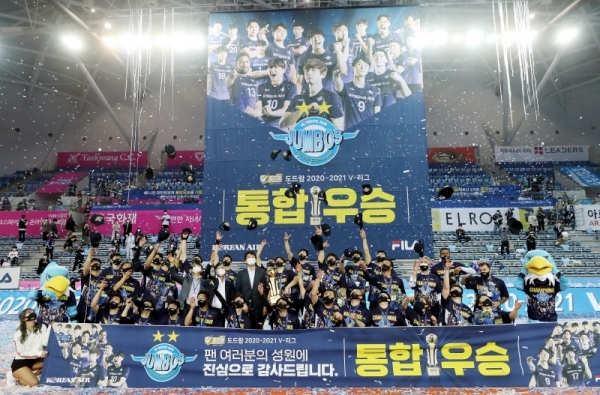 17일 인천 계양체육관에서 열린 2020-2021 V리그 배구 남자부 챔피언결정전 인천 대한항공과 서울 우리카드의 5차전 경기에서 세트스코어 3대1로 승리, 챔피언결정전 5전 3승으로 통합우승을 달성한 대한항공 선수들이 기념촬영을 하고 있다. 연합뉴스