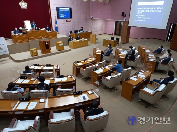 ▲ 안양시의회는 지난 16일 제265회 임시회를 개최하고 임시의장으로 음경택 의원을 선출했다.(사진=노성우기자)