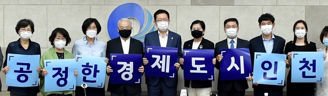 인천시-㈜코리아세븐 상생협약식 : 안영규 인천시 행정부시장, 이정윤 ㈜코리아세븐 경영지원부문장이 지난 13일 인천시청 대접견실에서 열린 ‘인천시-㈜코리아세븐 상생협약식’에 앞서 공정경제 도시를 만들기 위한 대화를 하고 있다./인천시 제공
