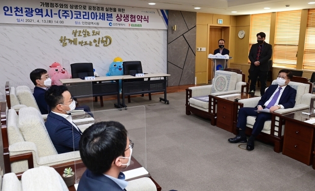공정무역 페스티벌 : ‘인천 공정무역 페스티벌’ 행사장에서 시민들이 공정무역 제품을 살펴보며 구매하고 있다./인천시 제공