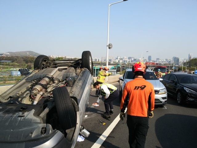 ▲ 19일 오전 인천시 남동구 남동교에서 4중 추돌 사고가 일어나 스포티지 차량이 전복됐다. 인천소방본부 제공