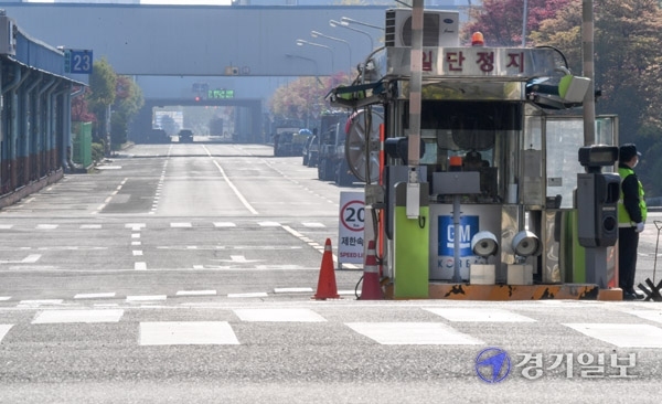 19일 오전 차량용 반도체 공급부족으로 일주일간 생산을 전면 중단한 한국GM 인천 부평공장에 적막감이 흐르고 있다. 한국GM은 이미 지난 2월부터 글로벌 반도체 공급 부족 여파로 부평 2공장의 절반만 가동해왔다. 장용준기자