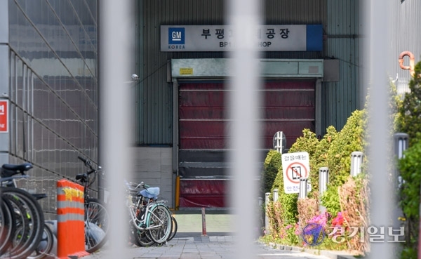 19일 오전 차량용 반도체 공급부족으로 일주일간 생산을 전면 중단한 한국GM 인천 부평공장에 적막감이 흐르고 있다. 한국GM은 이미 지난 2월부터 글로벌 반도체 공급 부족 여파로 부평 2공장의 절반만 가동해왔다. 장용준기자