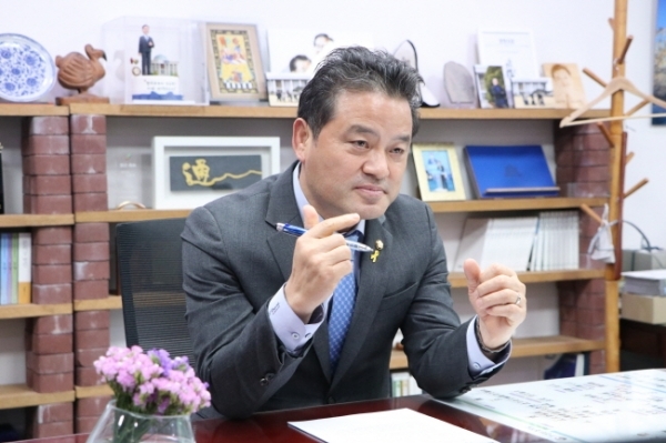 ▲ 민주당 임종성 의원이 19일 경기일보와의 인터뷰에서 광주 물류단지 난립 문제 해결 성과, 교통 인프라 확충 노력 등을 밝히고 있다. 임종성 의원 제공.