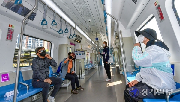 20일 오전 화성시 여울공원에서 열린 수도권광역급행철도 A노선(GTX-A) 실물모형 전시회를 찾은 시민들이 열차 모형을 살펴보고 있다. 이번 전시회는 국내 최초로 지하 40m 이상에서 운행하는 GTX-A 차량의 본격적인 제작에 앞서 내·외관 등 차량 전반에 대한 시민의 다양한 의견을 수렴하기 위해 열렸다. 조주현기자