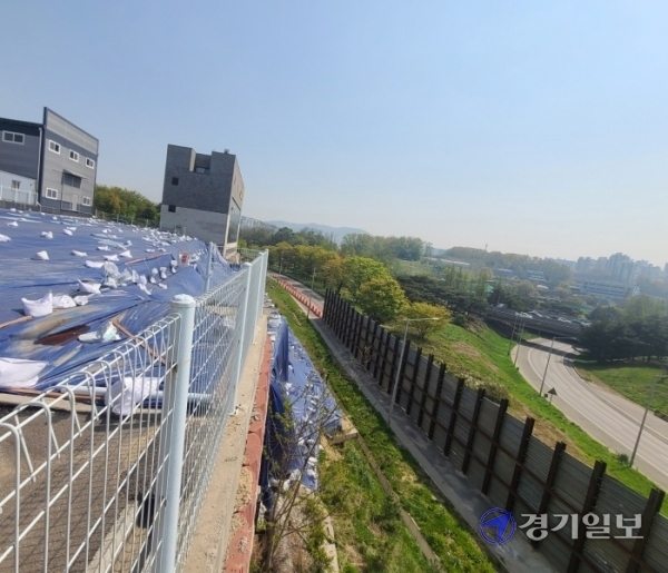 용인시 기흥구 신갈동 영동고속도로 신갈분기점 연결로 인근 A물류 창고와 맞닿은 옹벽이 지난해 폭우로 붕괴된 뒤 수개월째 방치되고 있다. 김현수기자