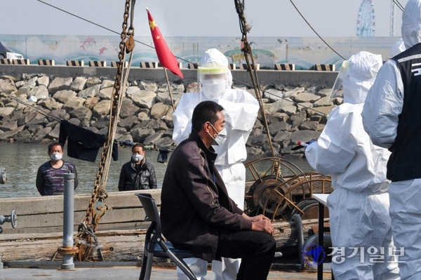 ▲ 21일 오전 인천 중구 인천해경 전용부두에서 방역 당국 관계자들이 중부해경청 함정이 나포한  불법조업 중국어선 선원들을 대상으로 코로나19 검사를 하고 있다. 이 어선은 지난 20일 인천 옹진군 소청도 인근 해상에서 불법조업을 하다가 해경에 나포됐다. 장용준기자