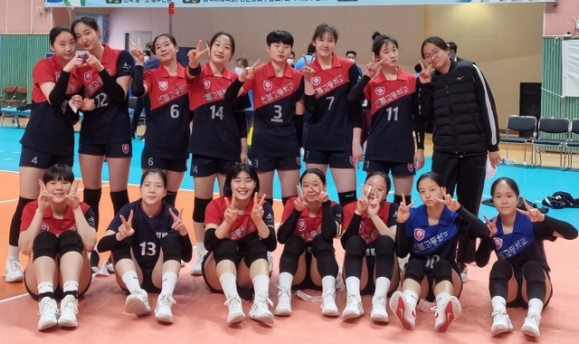 ▲ 2021 태백산배 전국중고배구대회 여고부서 7년 만에 대회 정상을 탈환한 한봄고 선수단.한봄고 제공