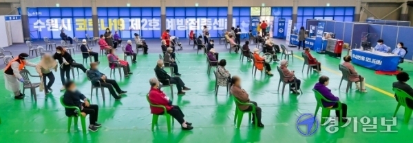 ▲ 22일 오전 수원시 제2호 코로나 19 백신예방접종센터가 마련된 수원시 권선구 정현중보들테니스센터에서 어르신들이 백신 접종 후 이상반응 관찰을 위해 대기하고 있다. 윤원규기자