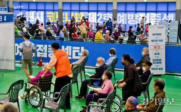 22일 오전 수원시 제2호 코로나 19 백신예방접종센터가 마련된 수원시 권선구 정현중보들테니스센터에서 어르신들이 백신 접종을 위해 대기하고 있다. 윤원규기자