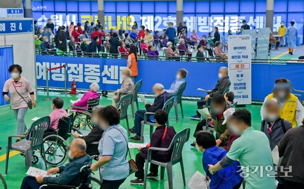 22일 오전 수원시 제2호 코로나 19 백신예방접종센터가 마련된 수원시 권선구 정현중보들테니스센터에서 어르신들이 백신 접종을 위해 대기하고 있다. 윤원규기자