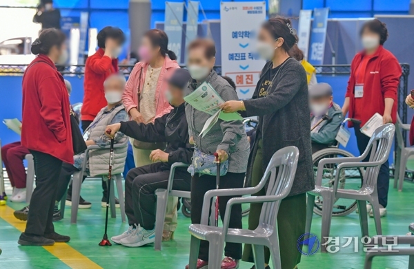 22일 오전 수원시 제2호 코로나 19 백신예방접종센터가 마련된 수원시 권선구 정현중보들테니스센터에서 어르신들이 백신 접종을 위해 대기하고 있다. 윤원규기자