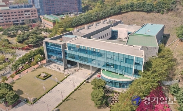 수원역사박물관과 한국서예박물관으로 구성된 수원박물관은 2008년 수원시 영통구 이의동에서 개관, 수원시민들과 관광객들에게 수원의 역사와 문화를 알리고 있다. 윤원규기자
