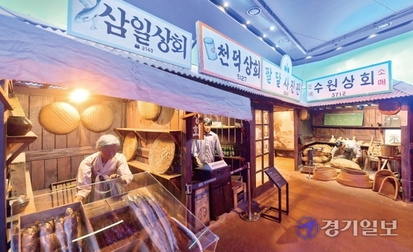 1960년대 남문시장을 모형으로 제작, 60년대 당시 남문의 중앙극장, 예쁘다 양장점, 천덕상회, 화춘옥 등 실제 상점이 재현돼 있다. 윤원규기자