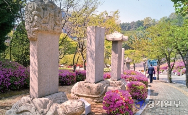 야외 전시장에는 수원 곳곳에서 모인 다양한 유물이 전시되고 있다. 윤원규기자