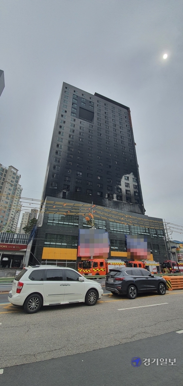 24일 남양주 다산동의 한 오피스텔 신축 공사현장에서 화재가 발생해 소방당국이 2시간10여분 만에 불길을 잡았다. 하지은기자