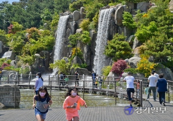 낮 기온이 25도 안팎으로 크게 오르며 초여름날씨를 보인 25일 오전 안산 상록구 노적봉폭포를 찾은 시민들이 여름날씨를 즐기고 있다. 윤원규기자