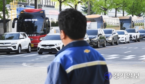 한국GM 부평공장이 생산 재가동을 시작한 26일 오전  출근 버스들이 줄지어 공장으로 들어가고 있다.  차량용 반도체 재고부족으로 지난 19일부터 생산을 멈췄다가, 이날 재가동에 들어간 한국GM은 오는 30일까지 부평 1·2공장 가동률을 50%로 조정해 운영할 계획이다. 장용준기자
