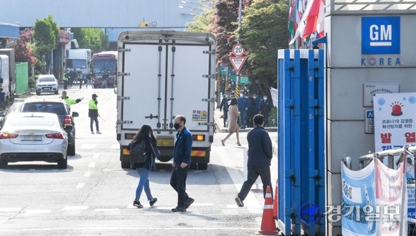 한국GM 부평공장이 생산 재가동을 시작한 26일 오전  출근 버스들이 줄지어 공장으로 들어가고 있다.  차량용 반도체 재고부족으로 지난 19일부터 생산을 멈췄다가, 이날 재가동에 들어간 한국GM은 오는 30일까지 부평 1·2공장 가동률을 50%로 조정해 운영할 계획이다. 장용준기자
