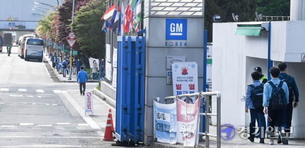 한국GM 부평공장이 생산 재가동을 시작한 26일 오전  출근 버스들이 줄지어 공장으로 들어가고 있다.  차량용 반도체 재고부족으로 지난 19일부터 생산을 멈췄다가, 이날 재가동에 들어간 한국GM은 오는 30일까지 부평 1·2공장 가동률을 50%로 조정해 운영할 계획이다. 장용준기자