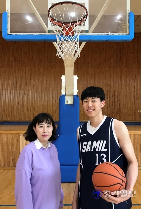 ▲ 여자 국가대표 출신 어머니 이유진씨(왼쪽)와 장신 유망주 강지훈.김경수기자