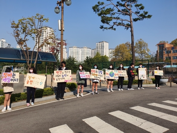 20일 수원 조원고등학교 학생자치회 학생들이 제41회 장애인의 날을 맞아 '장애인식개선 캠페인'에 나섰다. 조원고등학교 제공
