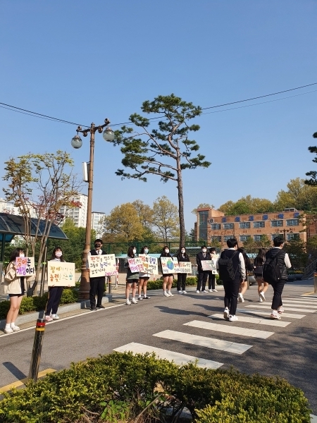 20일 수원 조원고등학교 학생자치회 학생들이 제41회 장애인의 날을 맞아 '장애인식개선 캠페인'에 나섰다. 조원고등학교 제공